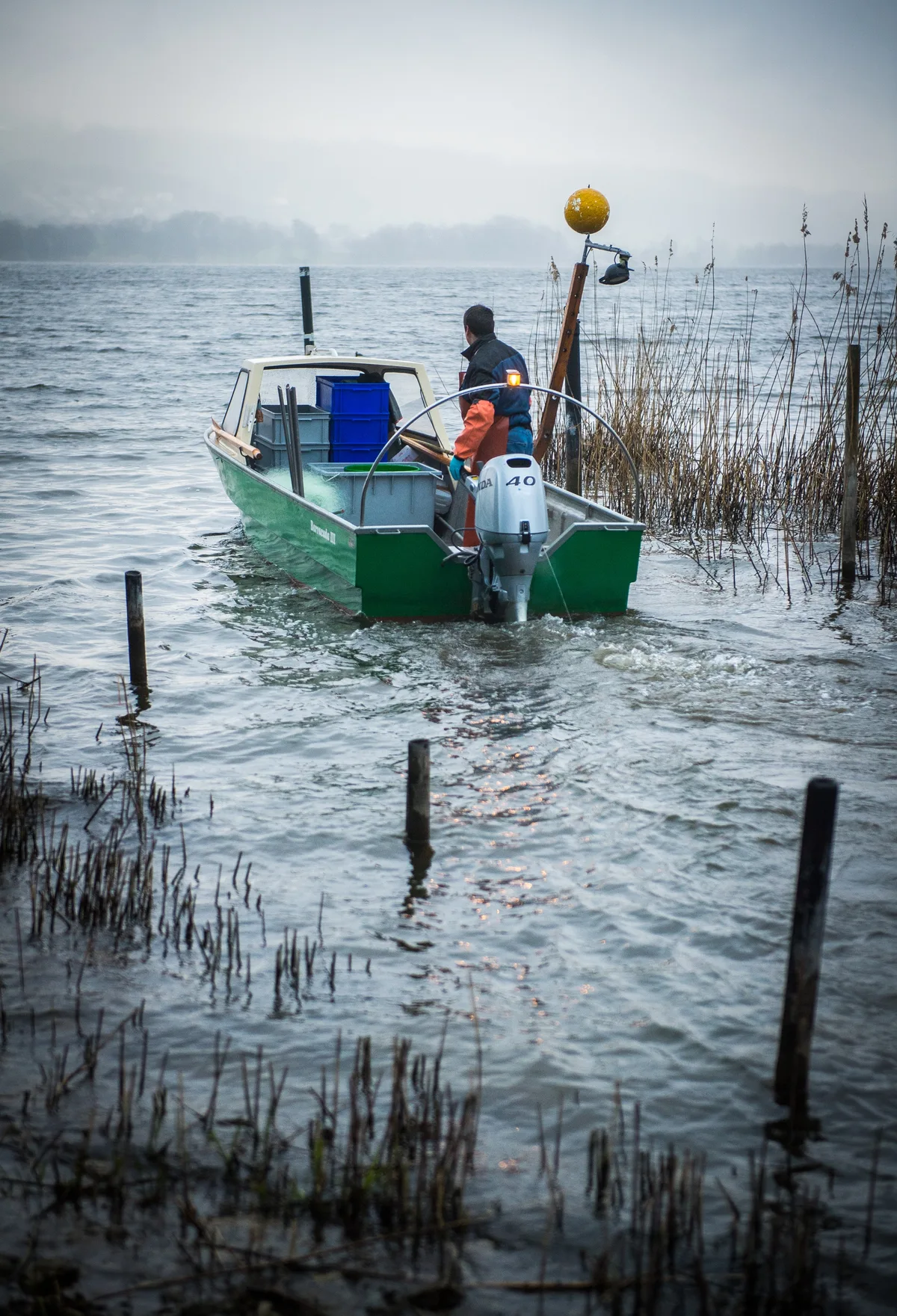 Das Ende einer Ära: Andreas Zollinger fährt hinaus auf den Greifensee. (Archiv) Fischer fährt mit Bott auf den See hinaus.